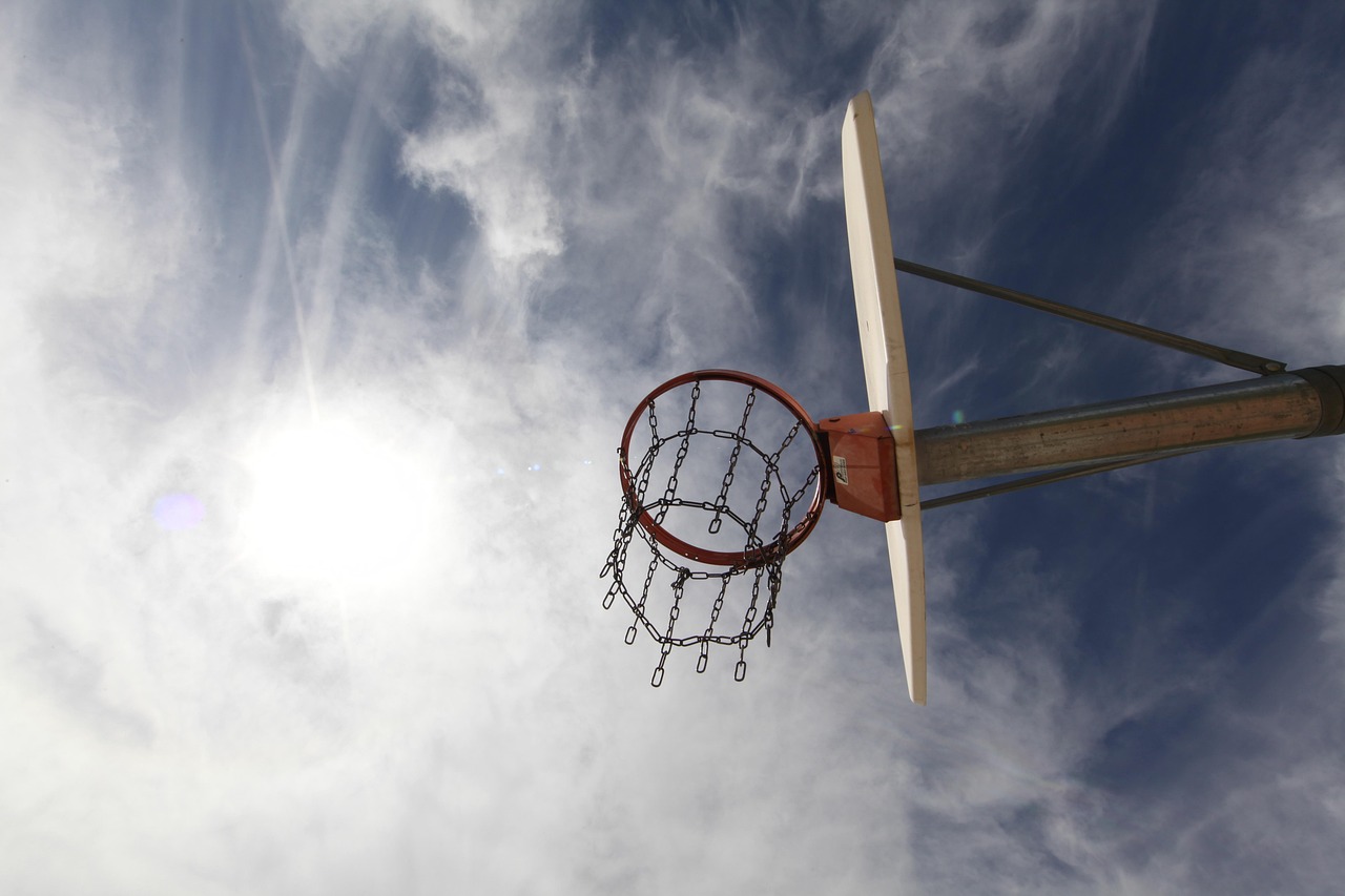 NBA騎士隊熱血戰(zhàn)場上的英勇對決，最新比賽錄像全呈現(xiàn)！